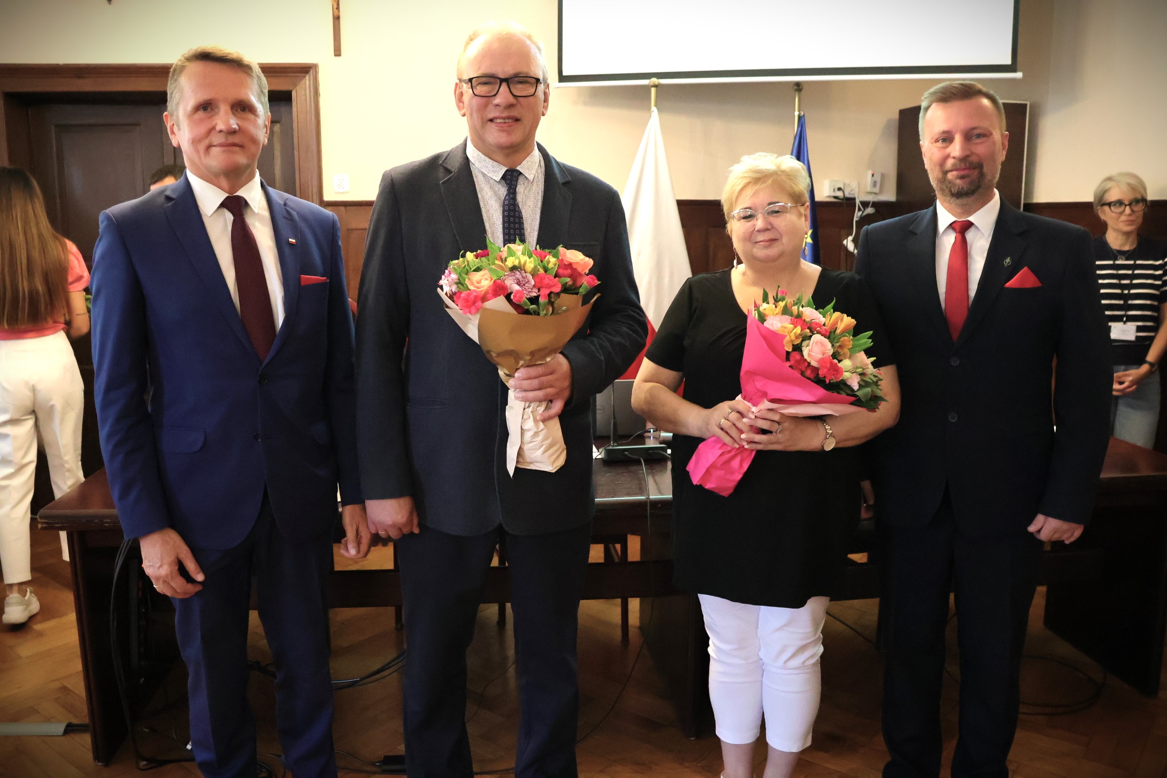 Ilustracja do informacji: Kwiaty i podziękowania dla dyrektorów