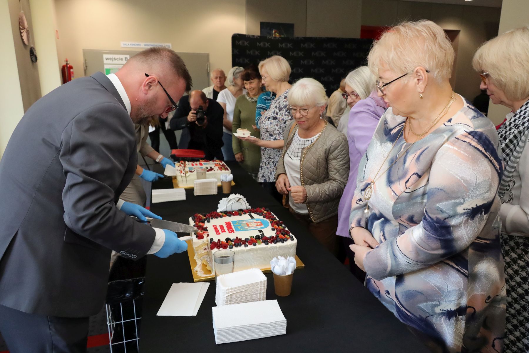 Ilustracja do informacji: Spektakl i torty od burmistrza na zakończenie Tygodnia Seniora