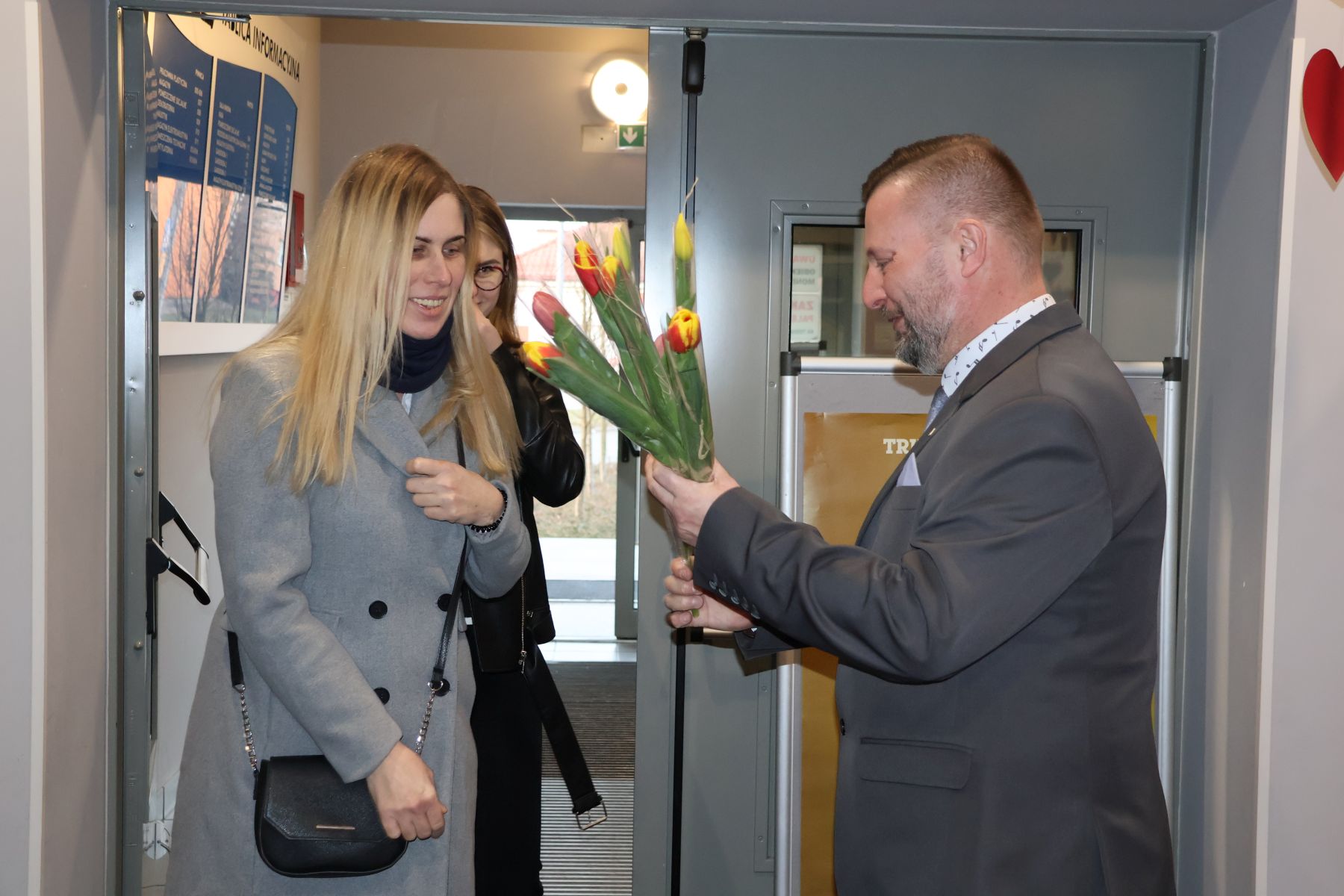 Ilustracja do informacji: Koncert z kwiatami i życzeniami od burmistrza