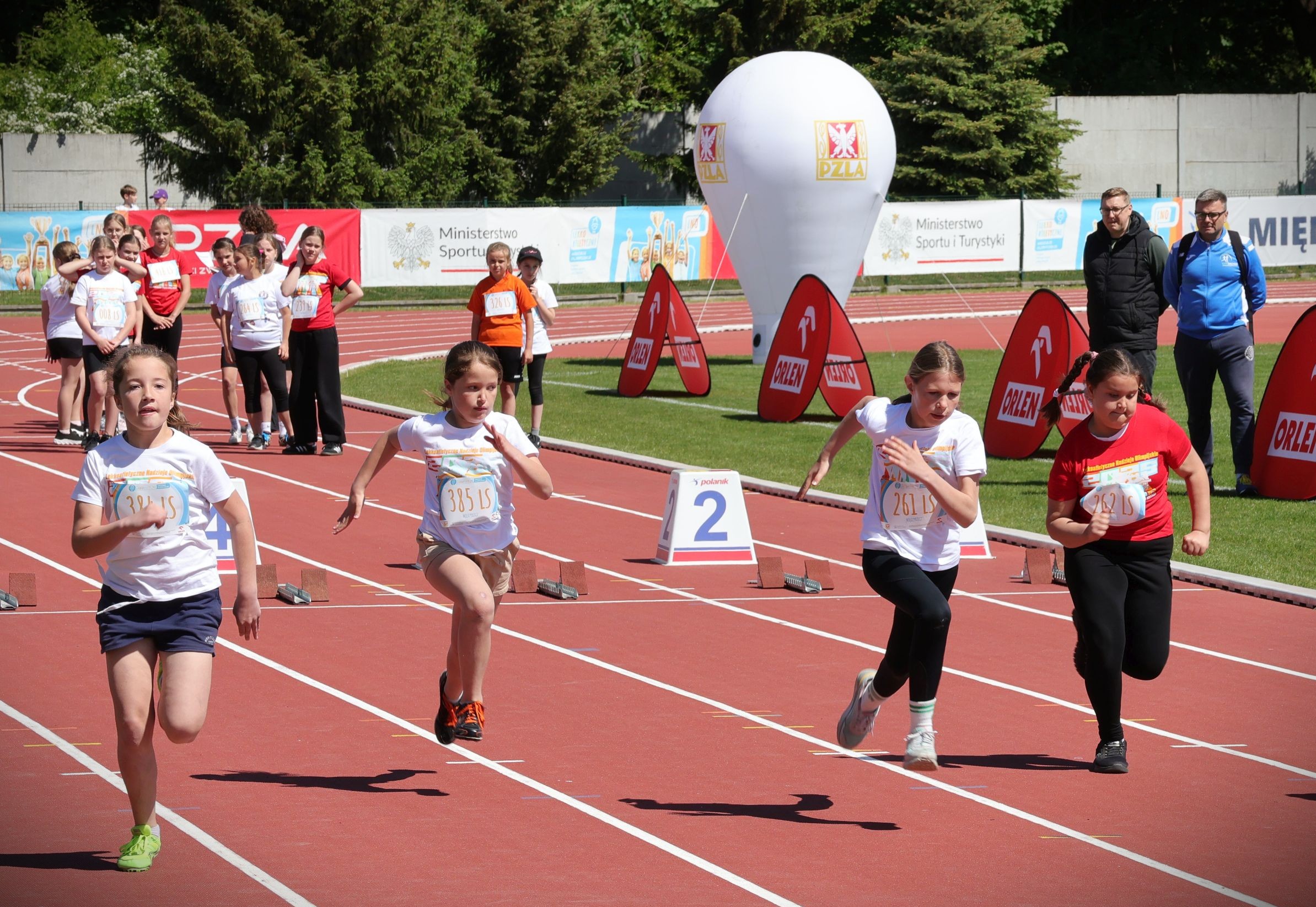 Ilustracja do informacji: Sportowe zmagania na stadionie 
