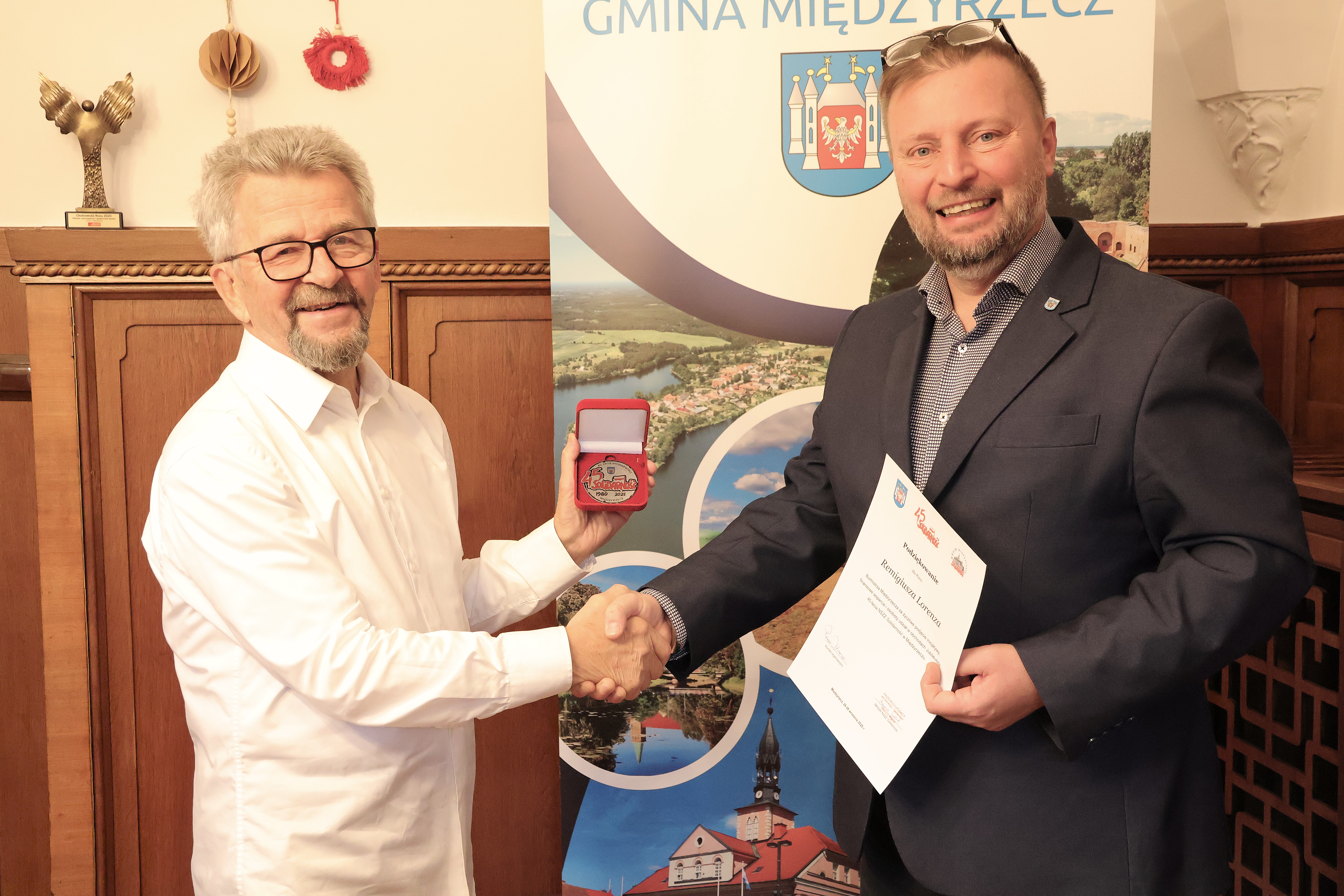 Ilustracja do informacji: Podziękowania dla burmistrza Remigiusza Lorenza