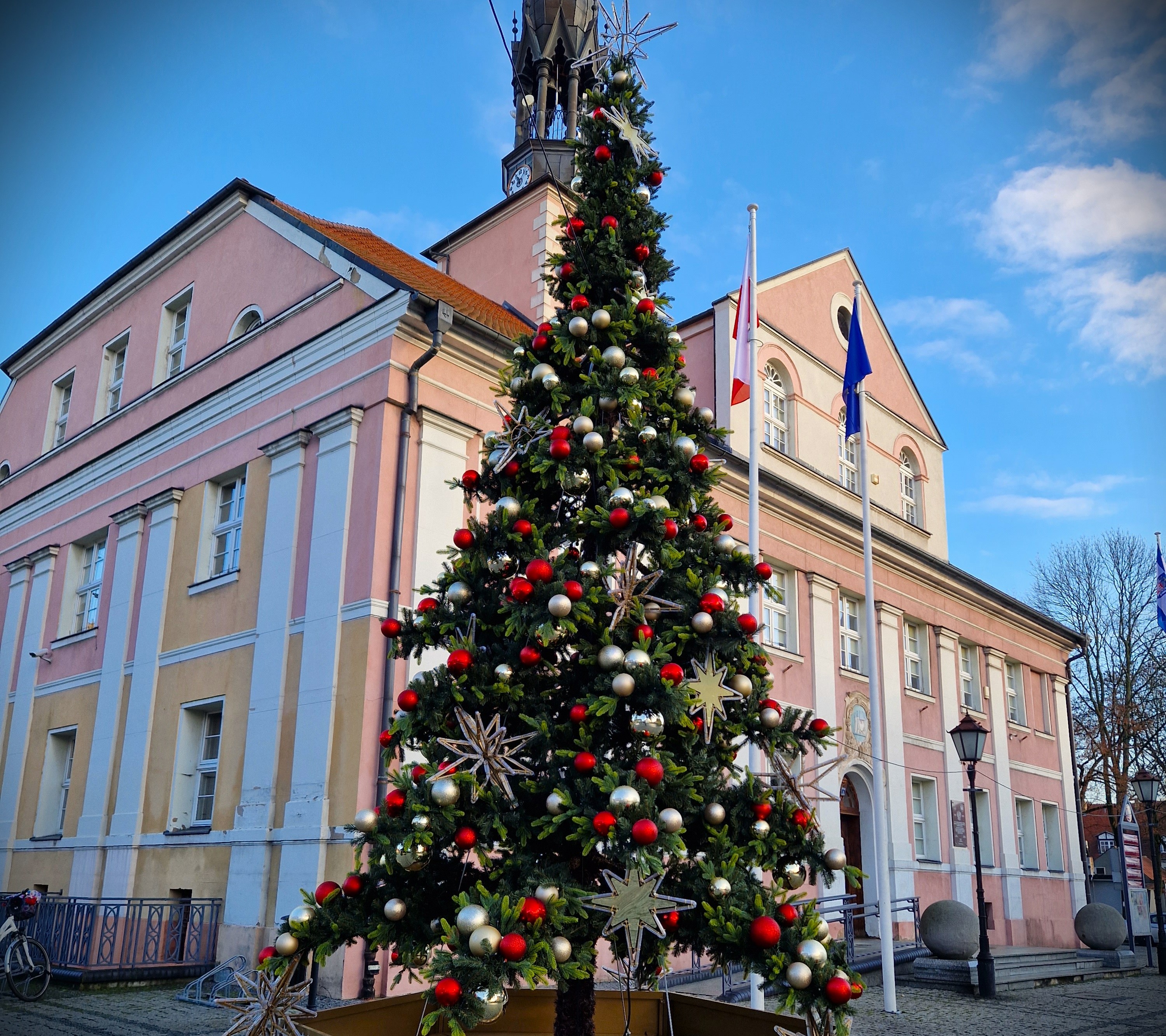 Ilustracja do informacji: Choinka zwiastuje Jarmark i Święta!
