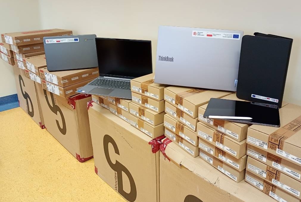 Ilustracja do informacji: Laptopy i tablety dla uczniów sześciu szkół