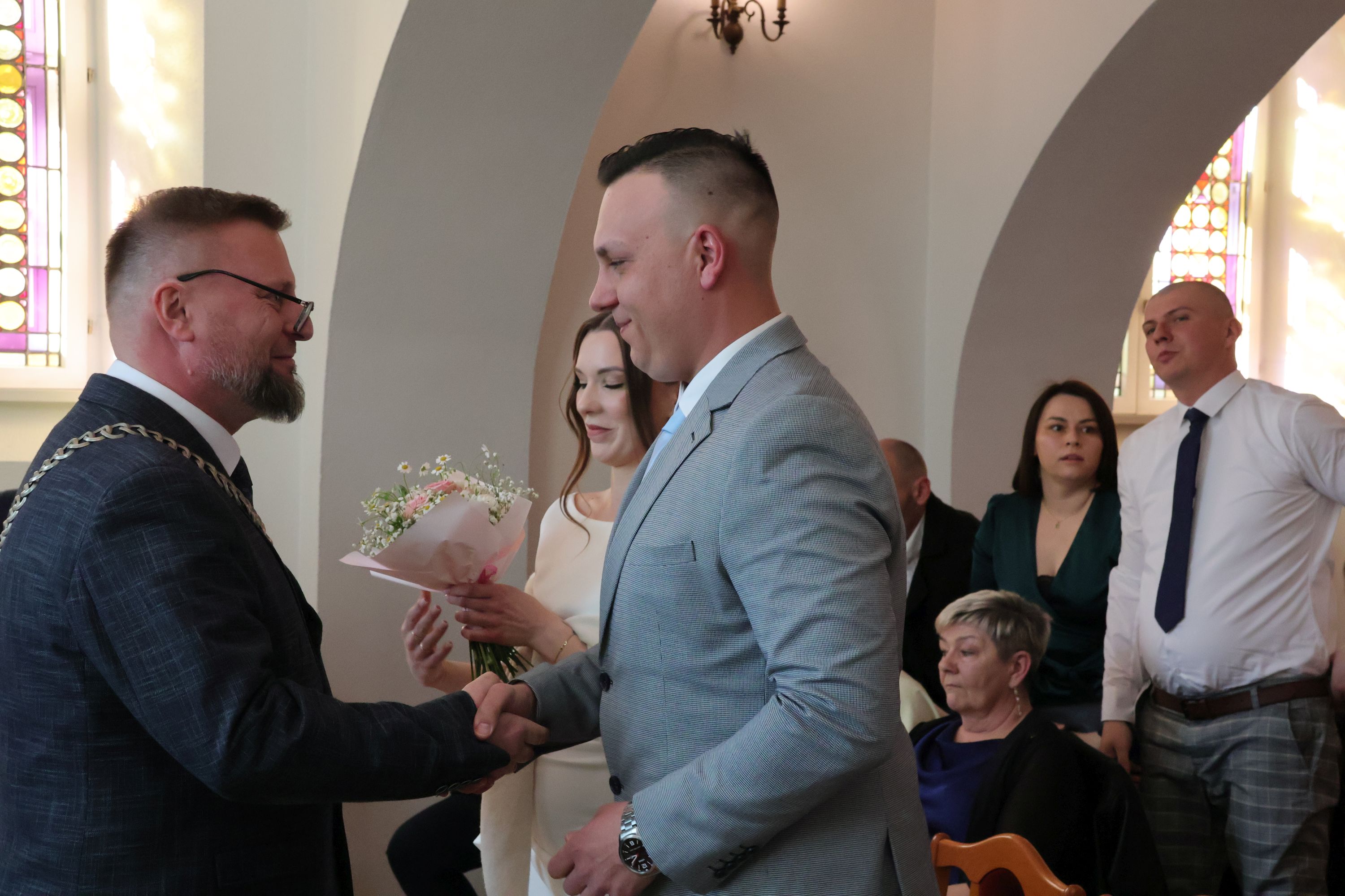 Ilustracja do informacji: Burmistrz Remigiusz Lorenz udzielił ostatnio dwóch ślubów – m.in. Młodej Parze z Kęszycy Leśnej