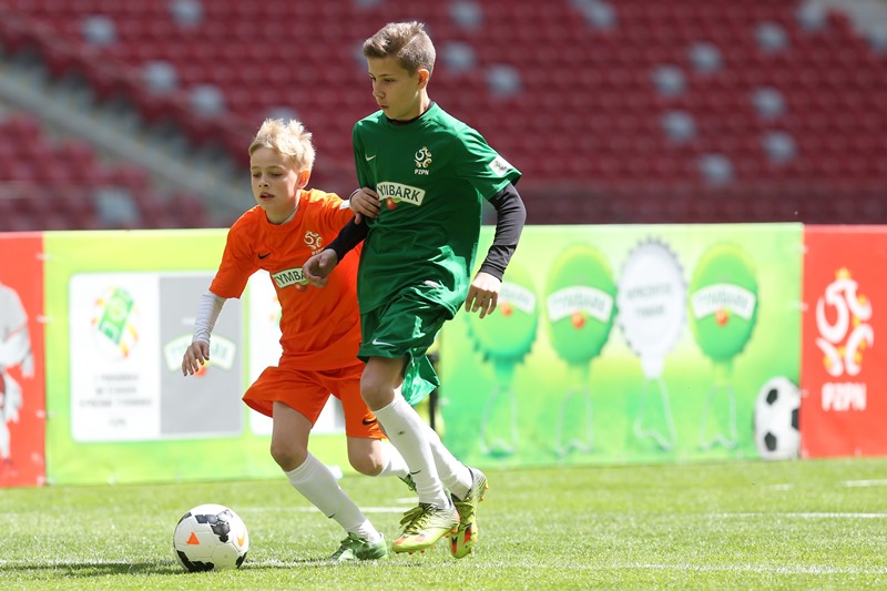 Ilustracja do informacji: Tak zaczynali Arkadiusz Milik i Piotr Zieliński. Ruszają zapisy do XVII edycji Turnieju „Z Podwórka na Stadion o Puchar Tymbarku”