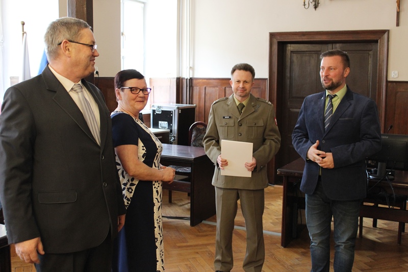 Miniatura zdjęcia: Burmistrz wręczył medale „Za zasługi dla obronności kraju”
