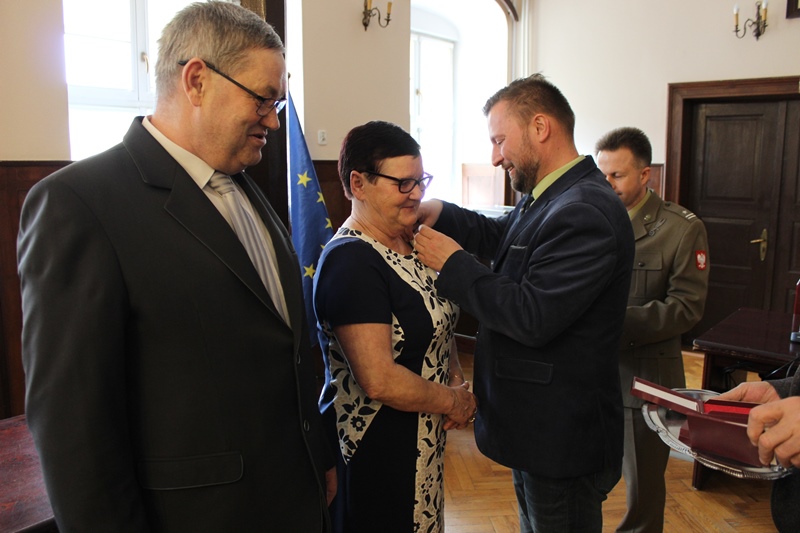 Miniatura zdjęcia: Burmistrz wręczył medale „Za zasługi dla obronności kraju”
