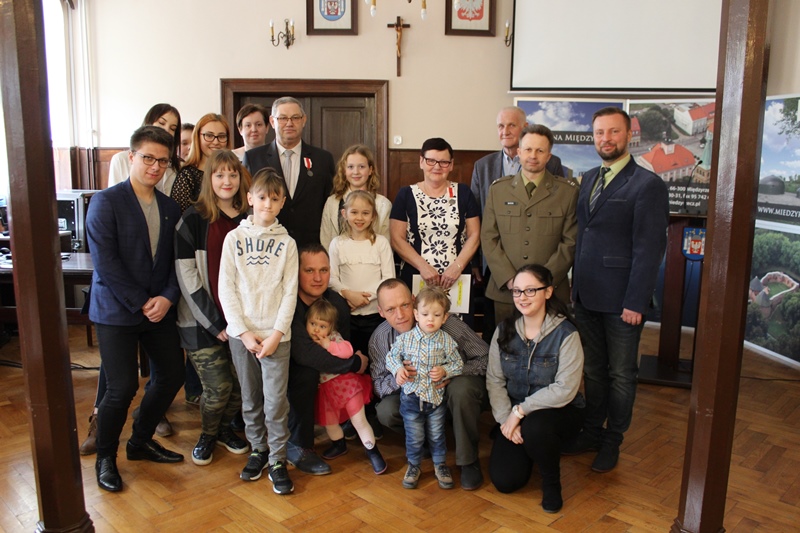 Miniatura zdjęcia: Burmistrz wręczył medale „Za zasługi dla obronności kraju”