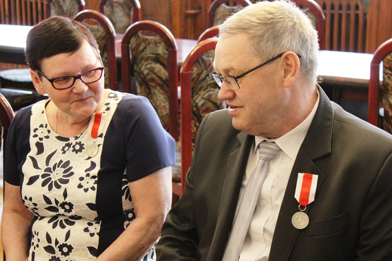 Miniatura zdjęcia: Burmistrz wręczył medale „Za zasługi dla obronności kraju”