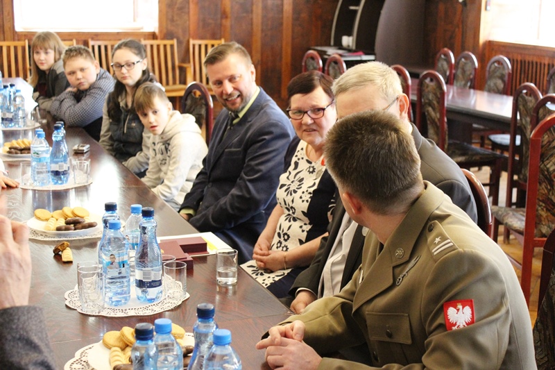 Miniatura zdjęcia: Burmistrz wręczył medale „Za zasługi dla obronności kraju”