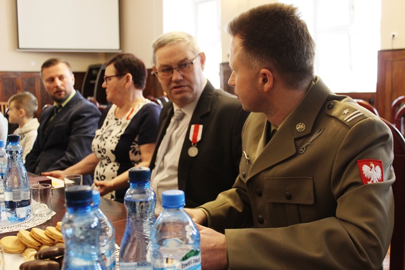 Miniatura zdjęcia: Burmistrz wręczył medale „Za zasługi dla obronności kraju”