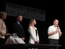 Miniatura zdjęcia: Burmistrz wręczył stypendia najzdolniejszym uczniom