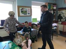 Miniatura zdjęcia: Burmistrz odwiedził dzieci i młodzież spędzające ferie w szkołach
