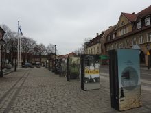 Miniatura zdjęcia: Wystawa przed międzyrzeckim ratuszem