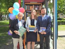 Miniatura zdjęcia: Budka z książkami przy ratuszu