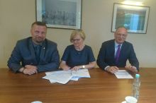 Miniatura zdjęcia: Burmistrz podpisał umowę na dofinansowanie budowy placu zabaw i siłowni plenerowej