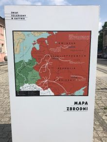 Miniatura zdjęcia: Wystawa przed międzyrzeckim ratuszem