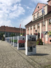 Miniatura zdjęcia: Wystawa przed międzyrzeckim ratuszem