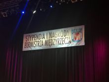 Miniatura zdjęcia: Burmistrz wręczył stypendia naukowe