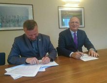 Miniatura zdjęcia: Burmistrz podpisał umowę na dofinansowanie budowy placu zabaw i siłowni plenerowej