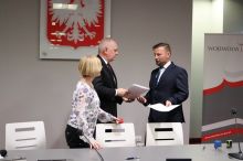 Miniatura zdjęcia: Burmistrz podpisał umowę na dofinasowanie inwestycji drogowej