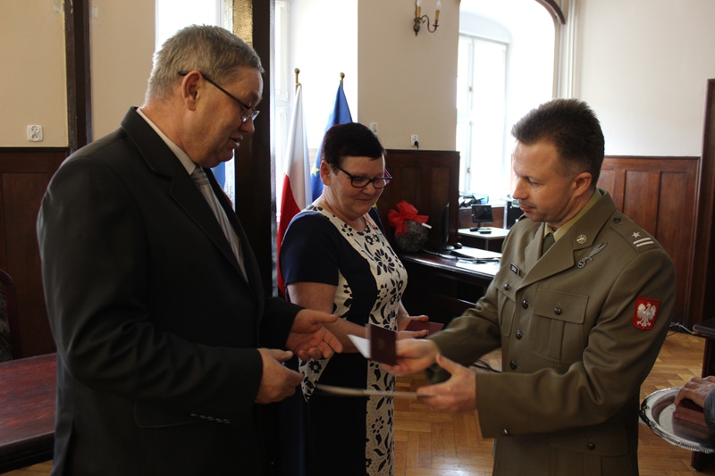 Miniatura zdjęcia: Burmistrz wręczył medale „Za zasługi dla obronności kraju”